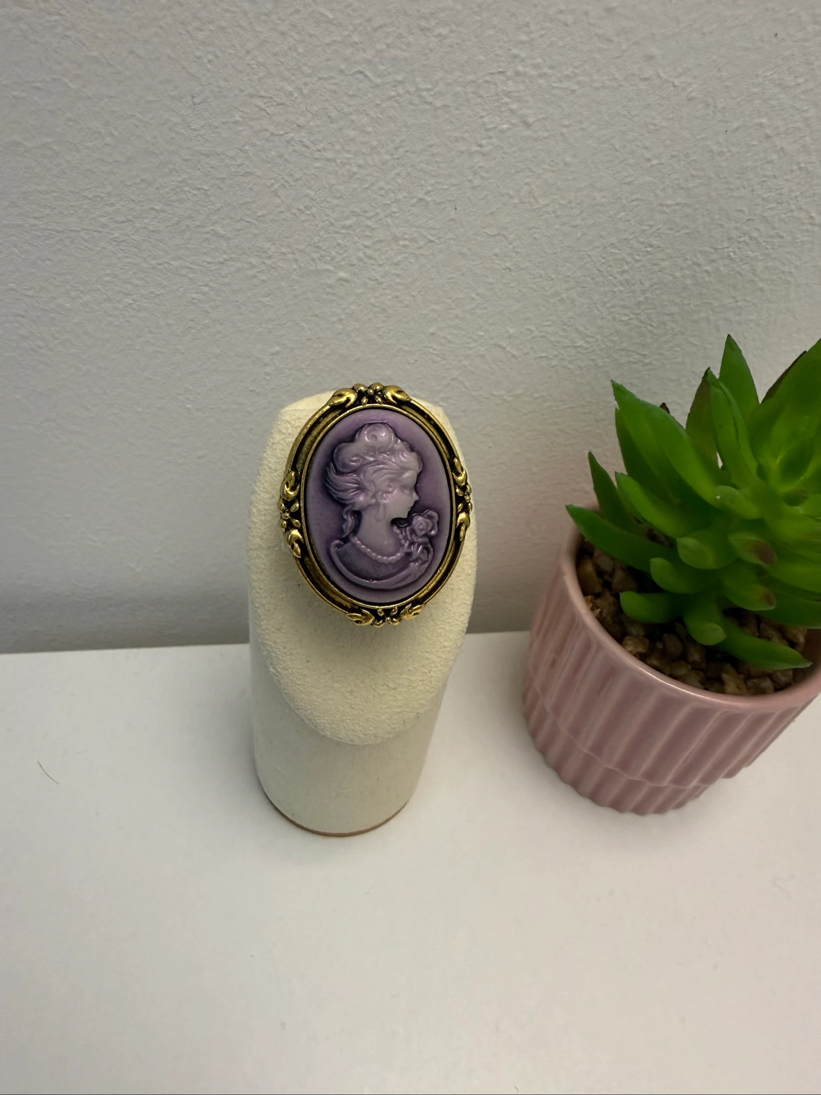 Broche dorée violette camée